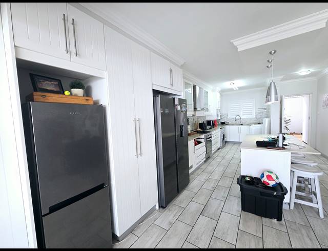 3 BEDROOM APARTMENT TO LET IN BALLITO CENTRAL